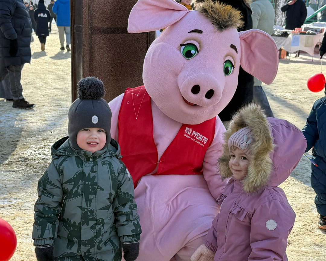 Народные гуляния идут с размахом, и сегодня в центре внимания тот, кого дети узнают издалека