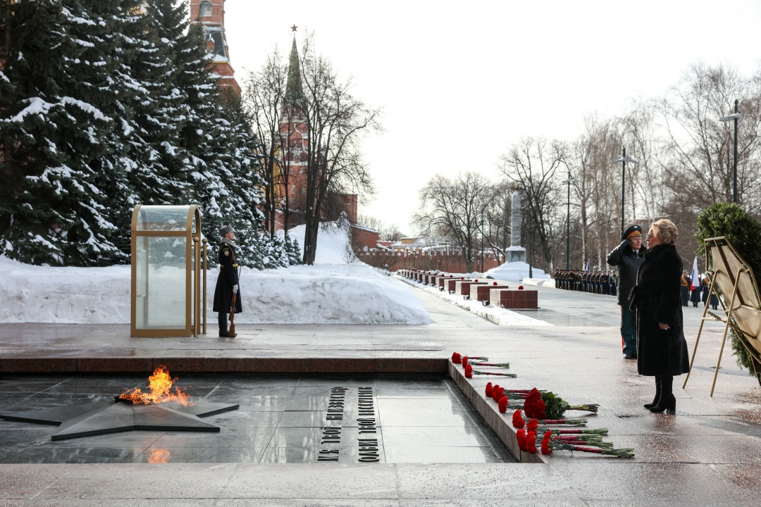 В День защитника Отечества Председатель Совета Федерации Валентина Матвиенко и сенаторы РФ почтили память воинов, павших за Родину