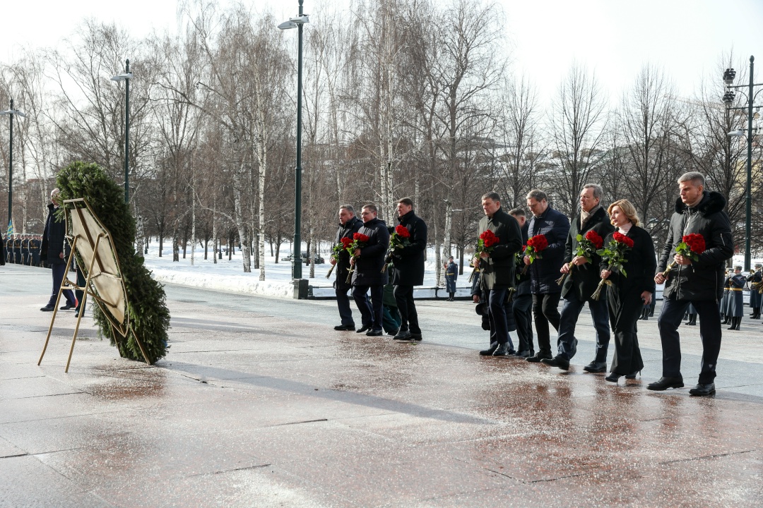 В День защитника Отечества Председатель Совета Федерации Валентина Матвиенко и сенаторы РФ почтили память воинов, павших за Родину