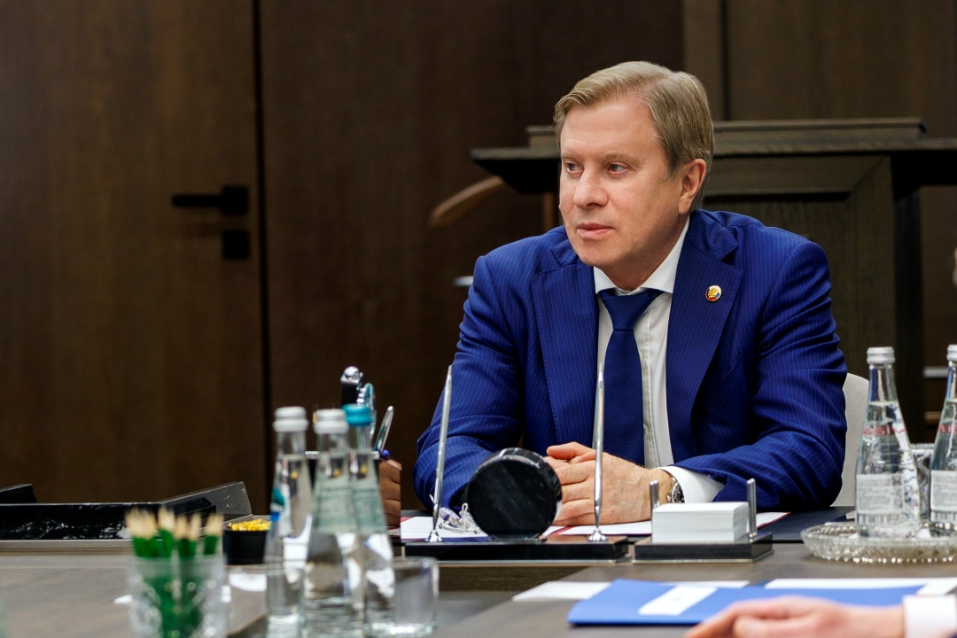 Виталий Савельев встретился с участником президентской программы «Время героев» Александром Карамышевым.