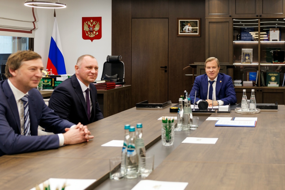 Виталий Савельев встретился с участником президентской программы «Время героев» Александром Карамышевым.