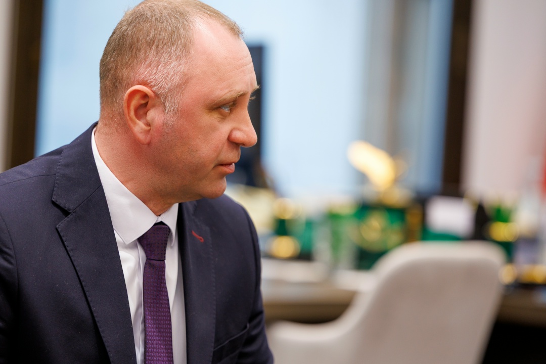 Виталий Савельев встретился с участником президентской программы «Время героев» Александром Карамышевым.