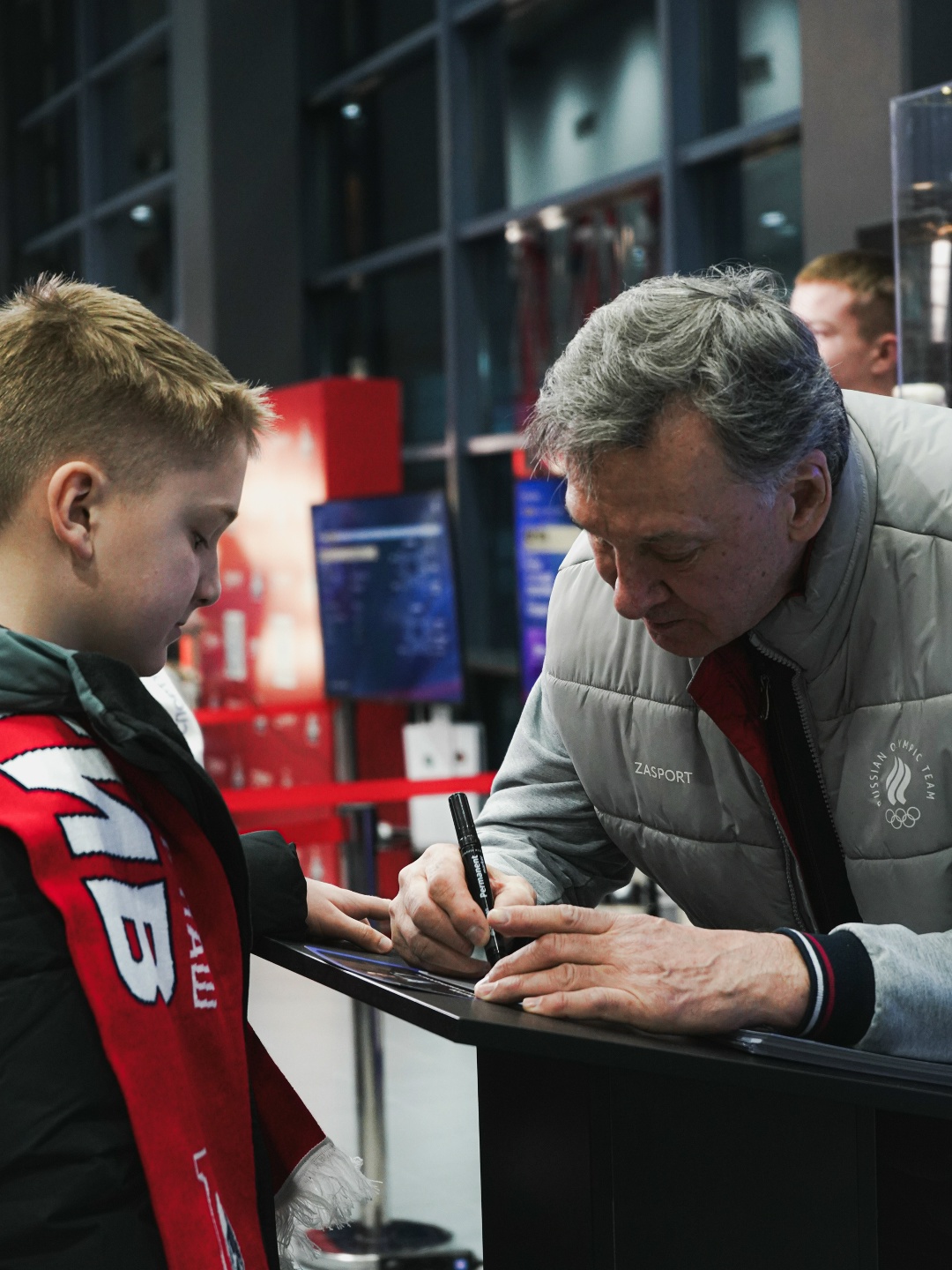 Ярославль, спасибо за этот день! Полные трибуны эмоций, сотни искренних улыбок болельщиков, автограф-сессия с олимпийским чемпионом Сергеем Светловым и главный…