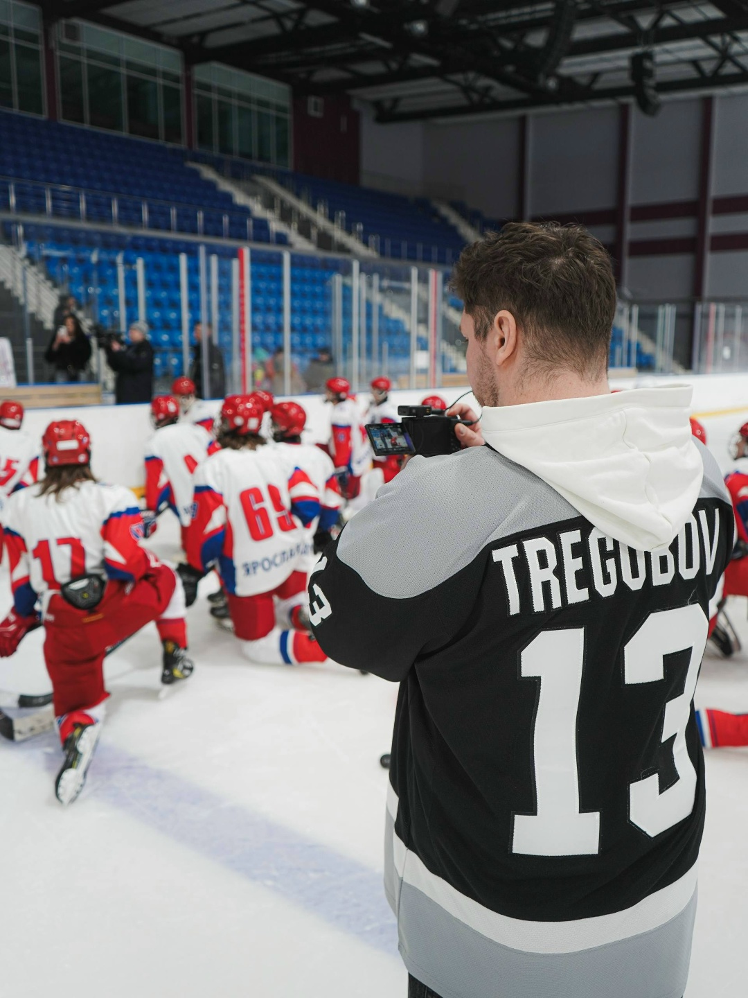 Ярославль, спасибо за этот день! Полные трибуны эмоций, сотни искренних улыбок болельщиков, автограф-сессия с олимпийским чемпионом Сергеем Светловым и главный…