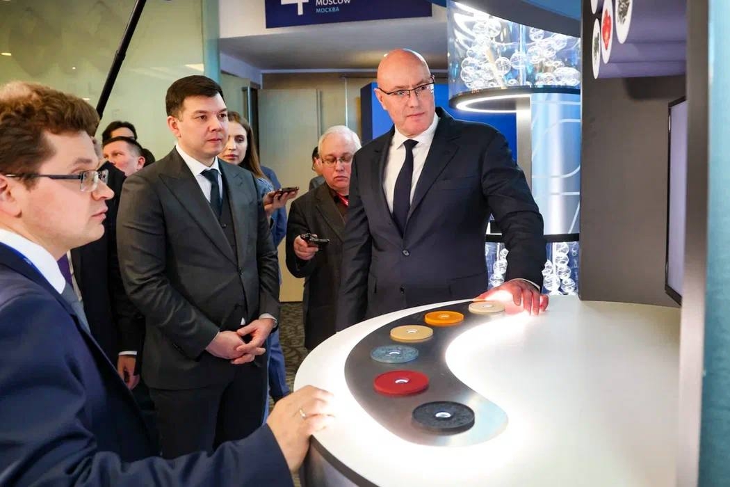 Дмитрий Чернышенко оценил разработки на стендах Форума будущих технологий – 2026.