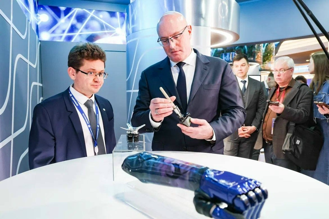 Дмитрий Чернышенко оценил разработки на стендах Форума будущих технологий – 2026.