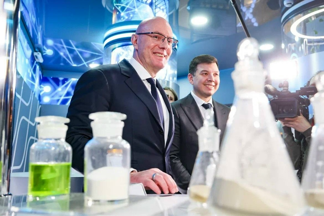 Дмитрий Чернышенко оценил разработки на стендах Форума будущих технологий – 2026.