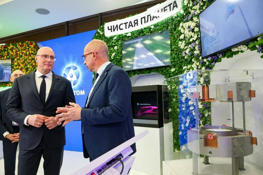 Дмитрий Чернышенко оценил разработки на стендах Форума будущих технологий – 2026.