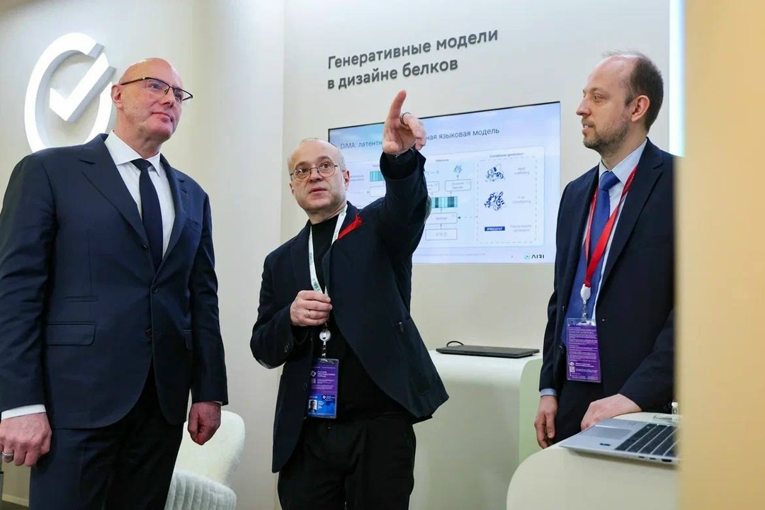 Дмитрий Чернышенко оценил разработки на стендах Форума будущих технологий – 2026.