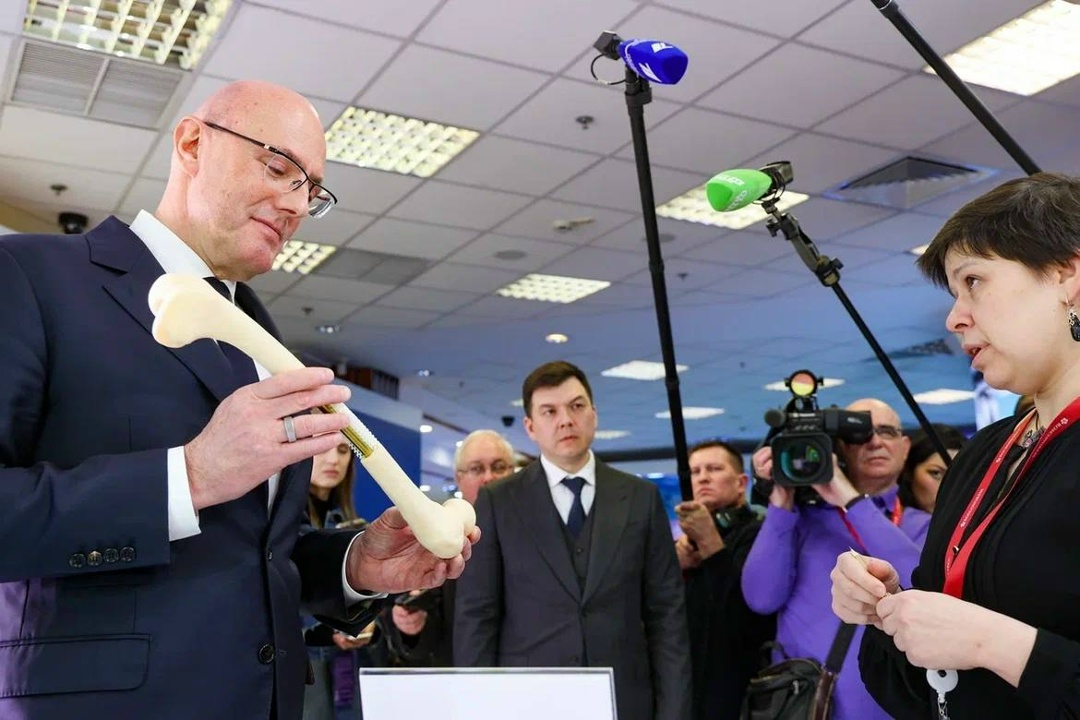 Дмитрий Чернышенко оценил разработки на стендах Форума будущих технологий – 2026.