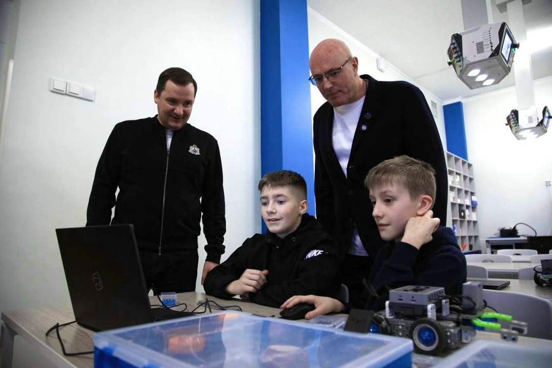 В преддверии Дня наставника Дмитрий Чернышенко встретился с руководством системы образования и школы №7 Архангельска.