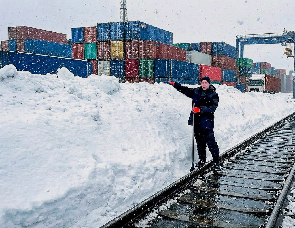 Когда сугробы выше головы, но грузы идут по графику