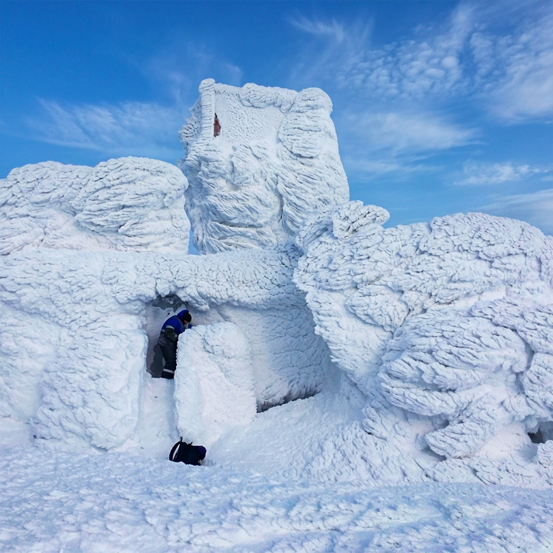 Небо в синих и оранжевых разводах, причудливые снежные торосы и вязкое море облаков не над головой, а прямо под ногами. Это планета Уран? Нет – это Урал.