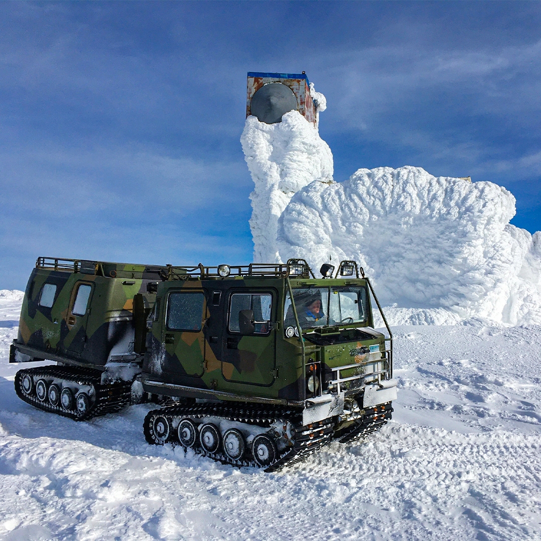 Небо в синих и оранжевых разводах, причудливые снежные торосы и вязкое море облаков не над головой, а прямо под ногами. Это планета Уран? Нет – это Урал.