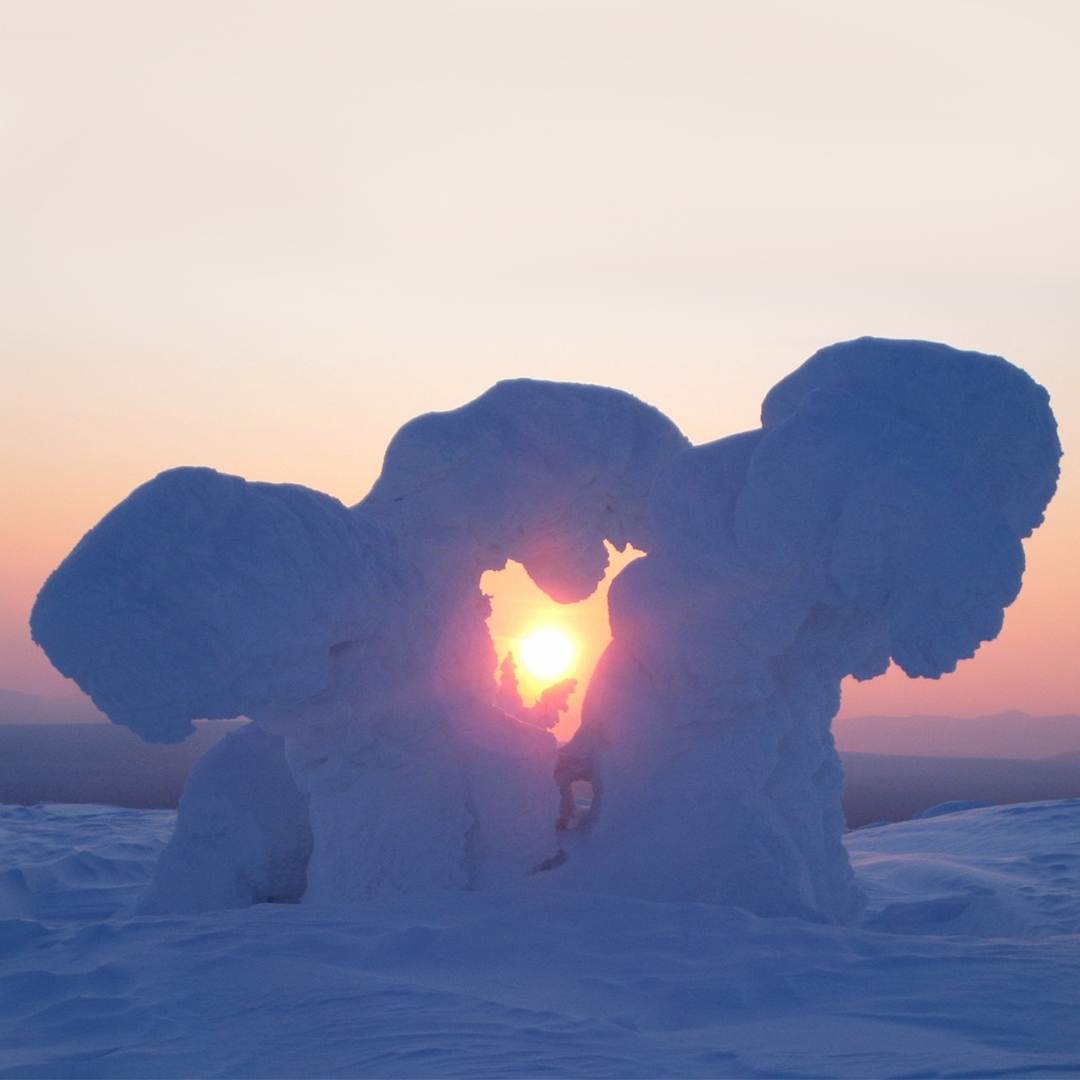 Небо в синих и оранжевых разводах, причудливые снежные торосы и вязкое море облаков не над головой, а прямо под ногами. Это планета Уран? Нет – это Урал.