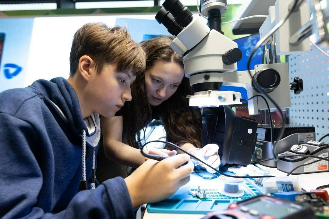 В День наставника Дмитрий Чернышенко объявил о старте конкурса «Наставничество».