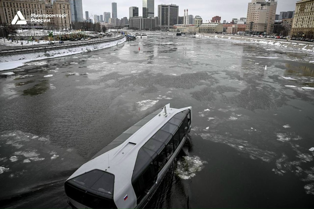 Пусть бегут неуклюже пешеходы по лужам - а московским электросудам ни по чем любая погода!