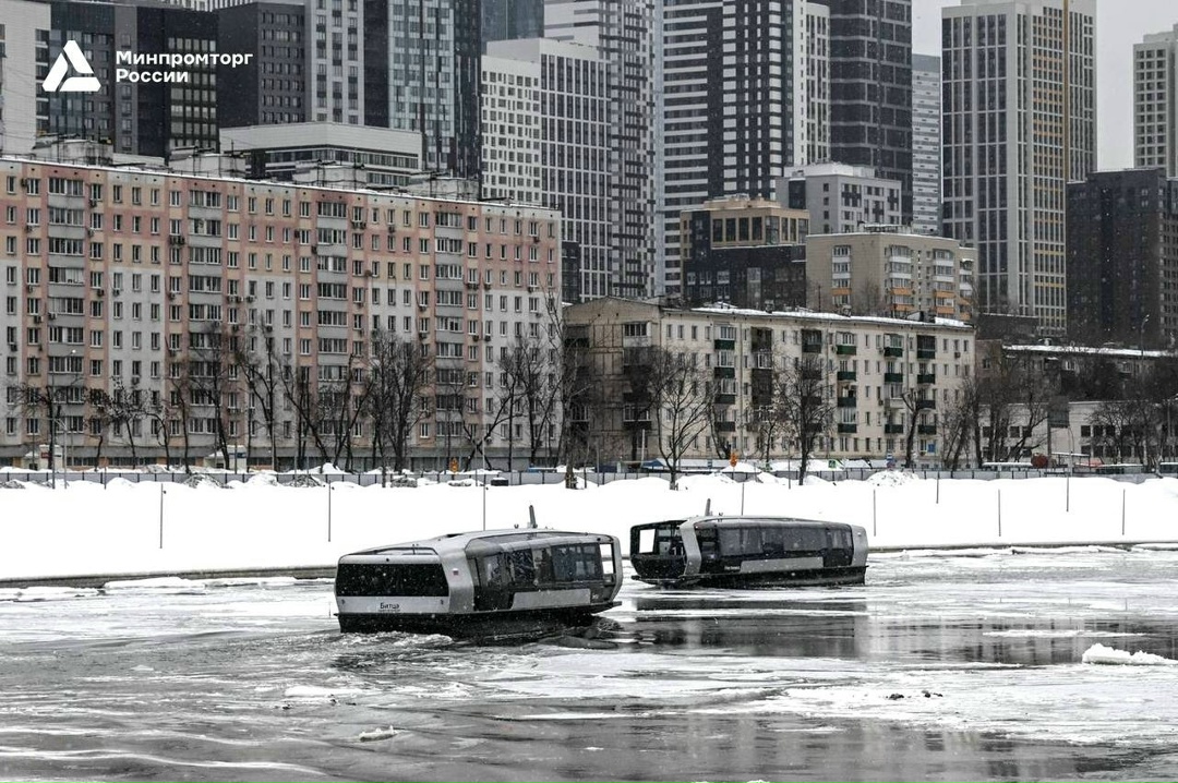 Пусть бегут неуклюже пешеходы по лужам - а московским электросудам ни по чем любая погода!