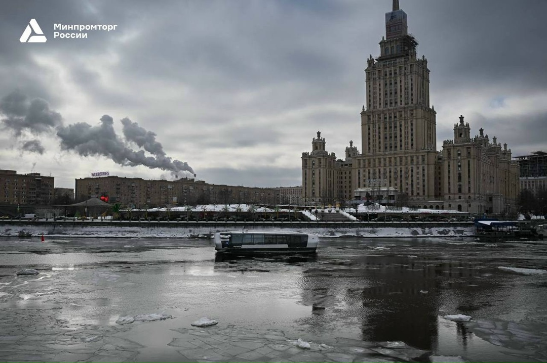 Пусть бегут неуклюже пешеходы по лужам - а московским электросудам ни по чем любая погода!