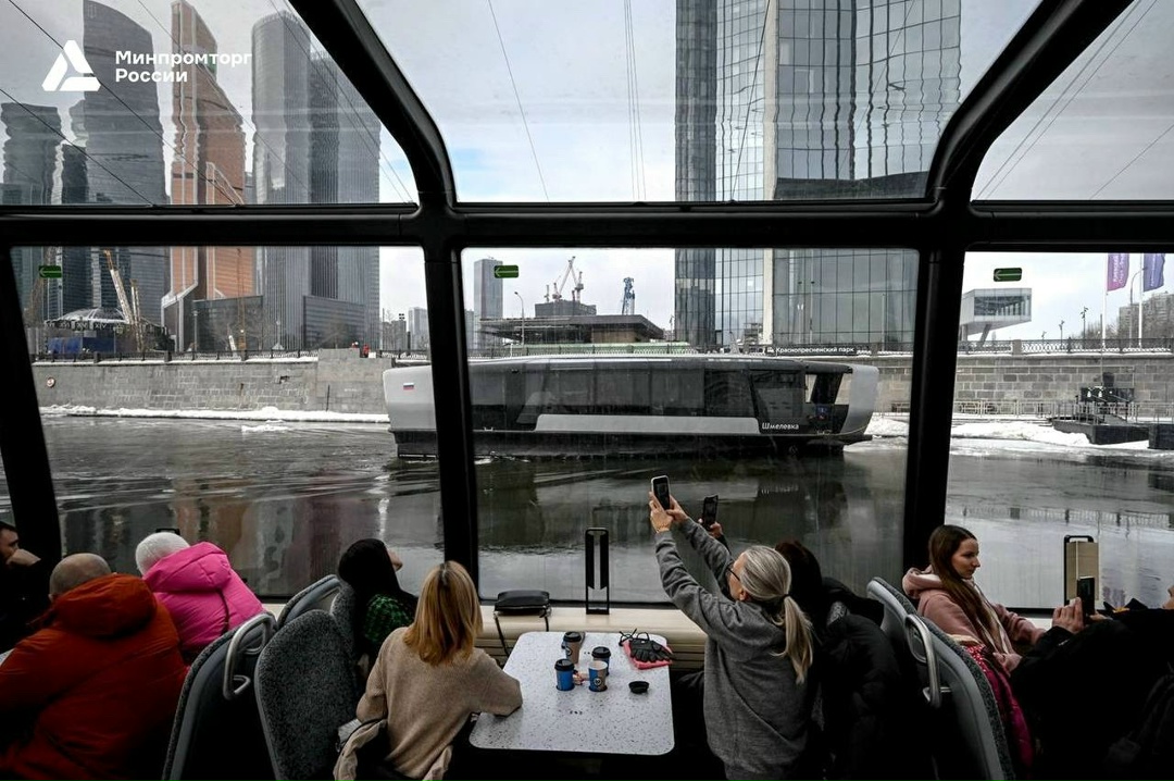 Пусть бегут неуклюже пешеходы по лужам - а московским электросудам ни по чем любая погода!