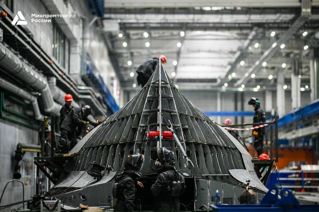 Пусть бегут неуклюже пешеходы по лужам - а московским электросудам ни по чем любая погода!