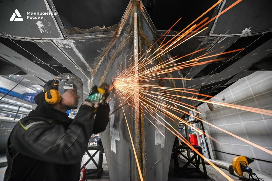 Пусть бегут неуклюже пешеходы по лужам - а московским электросудам ни по чем любая погода!