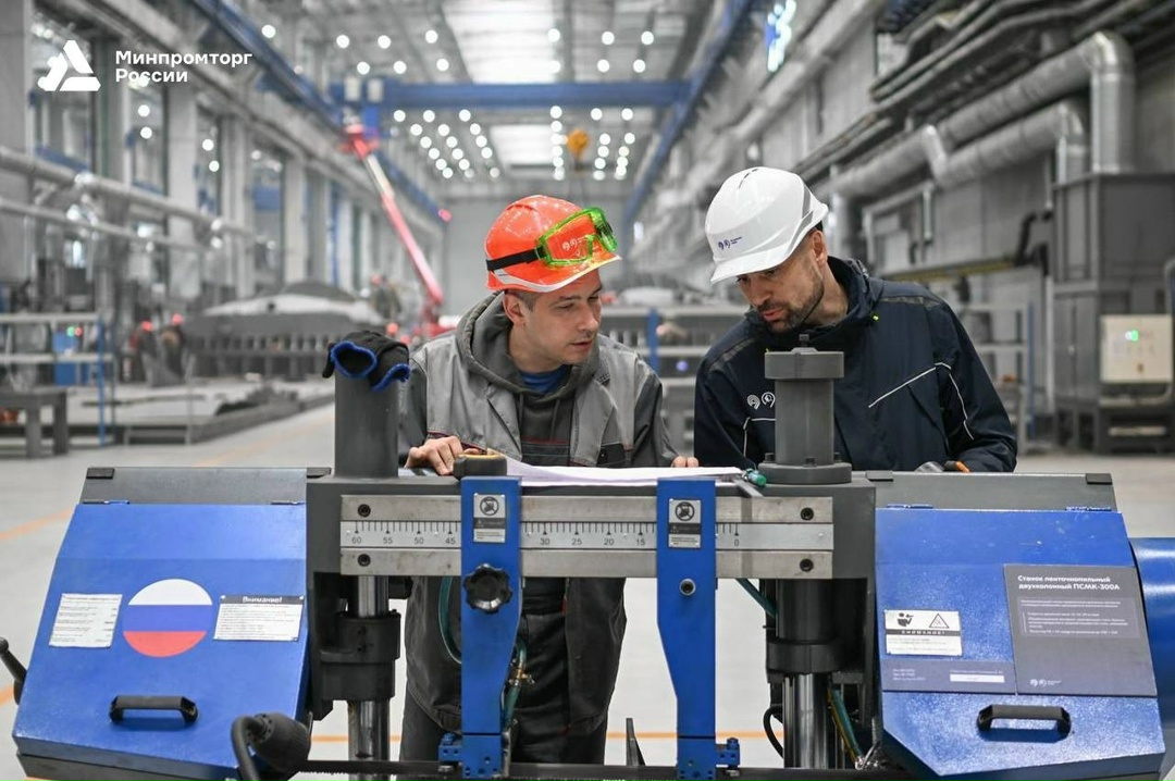 Пусть бегут неуклюже пешеходы по лужам - а московским электросудам ни по чем любая погода!