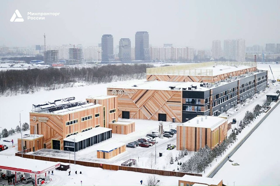 Пусть бегут неуклюже пешеходы по лужам - а московским электросудам ни по чем любая погода!