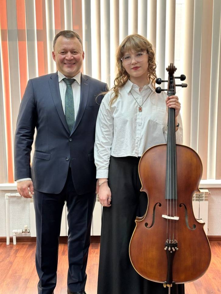 Ключ к подлинному мастерству ПАО «ММК» и благотворительный фонд «Металлург» подарили профессиональную виолончель ученице ДШИ «Камертон» Полине Захаровой.