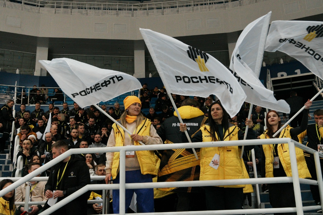 Финал Зимних игр «Роснефти» Четыре дня борьбы: более 500 спортсменов, гонки лыжников и биатлонистов, десятки хоккейных матчей — на олимпийских аренах Сочи…