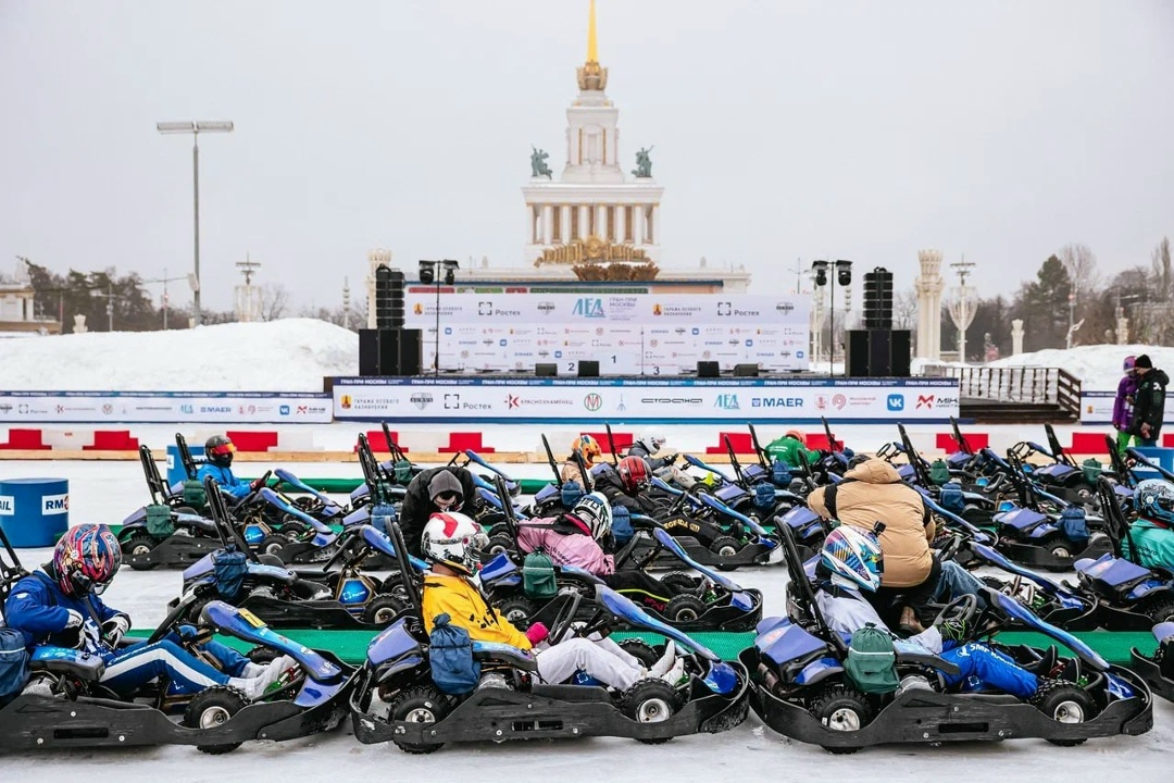 На шипах по льду Ростех выступил генеральным партнером уникального состязания лучших гонщиков России по картингу, которое прошло на катке ВДНХ.