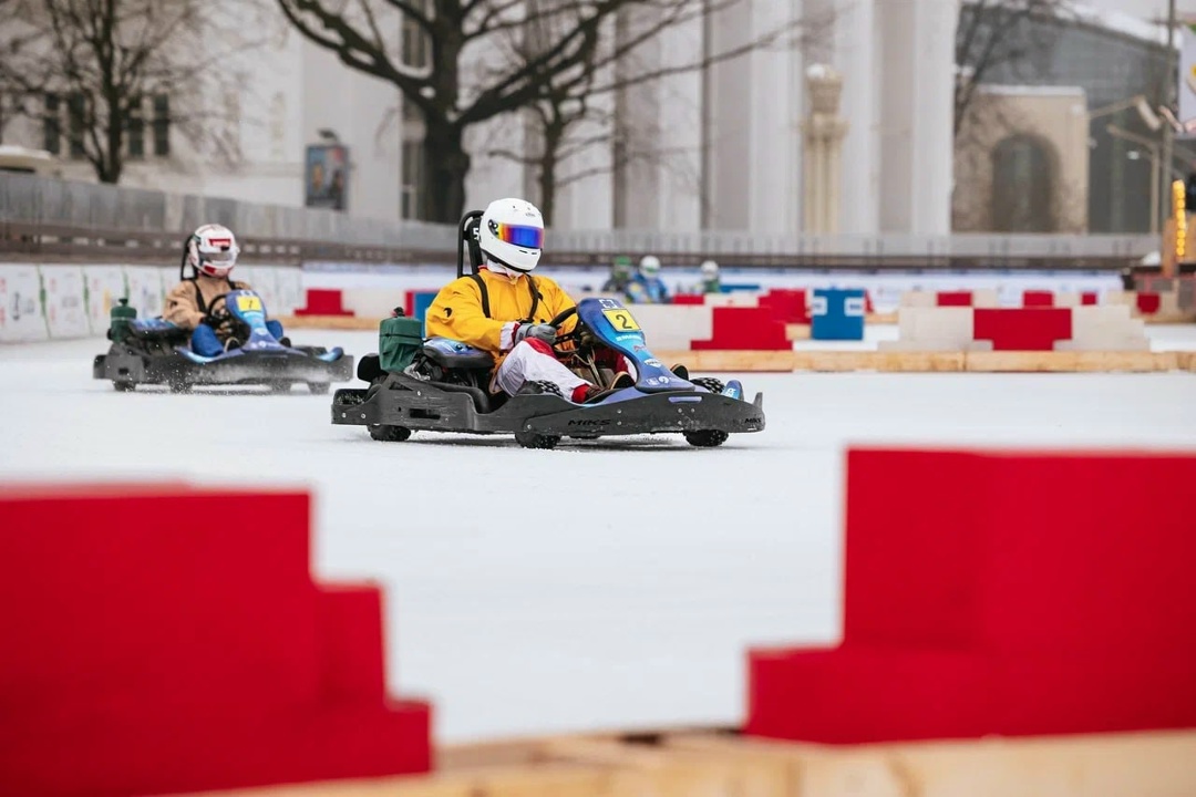 На шипах по льду Ростех выступил генеральным партнером уникального состязания лучших гонщиков России по картингу, которое прошло на катке ВДНХ.