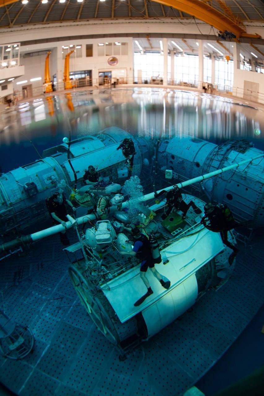 Космос под водой Фотографы Роскосмоса поймали в объектив один из самых зрелищных этапов подготовки космонавтов.