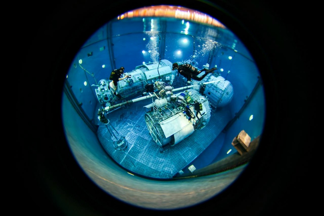 Космос под водой Фотографы Роскосмоса поймали в объектив один из самых зрелищных этапов подготовки космонавтов.