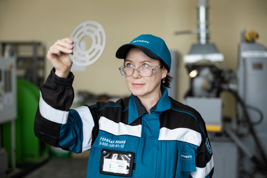 Начинаем неделю вместе с Айгуль Хасановой — единственной женщиной-шлифовщицей в ремонтно-механической мастерской управления «Татнефтегазпереработка»