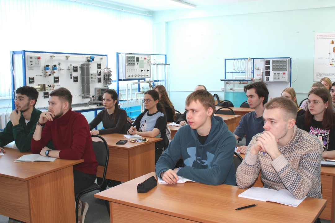 РАБОТА СО СТУДЕНТАМИ Работник «Газпром переработка Благовещенск» прочитал лекции студентам Амурского госуниверситета