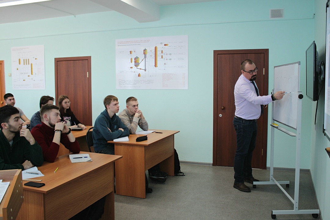 РАБОТА СО СТУДЕНТАМИ Работник «Газпром переработка Благовещенск» прочитал лекции студентам Амурского госуниверситета