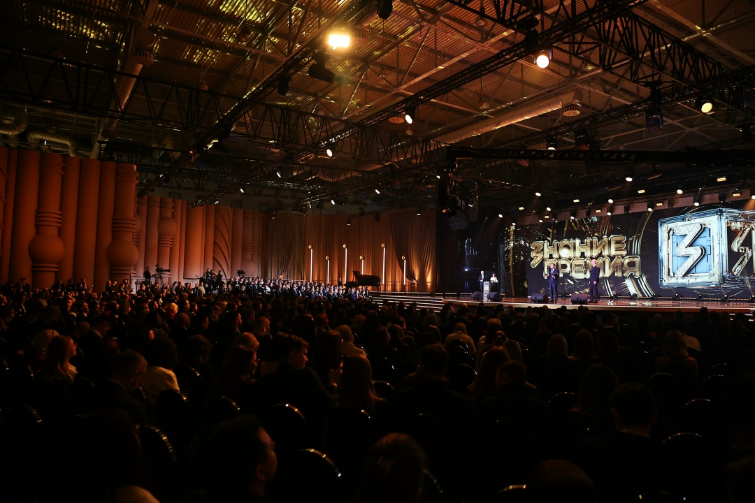 Сергей Кравцов вручил награды за просветительскую деятельность образовательной организации.