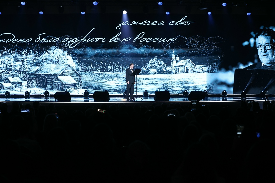 Сергей Кравцов вручил награды за просветительскую деятельность образовательной организации.