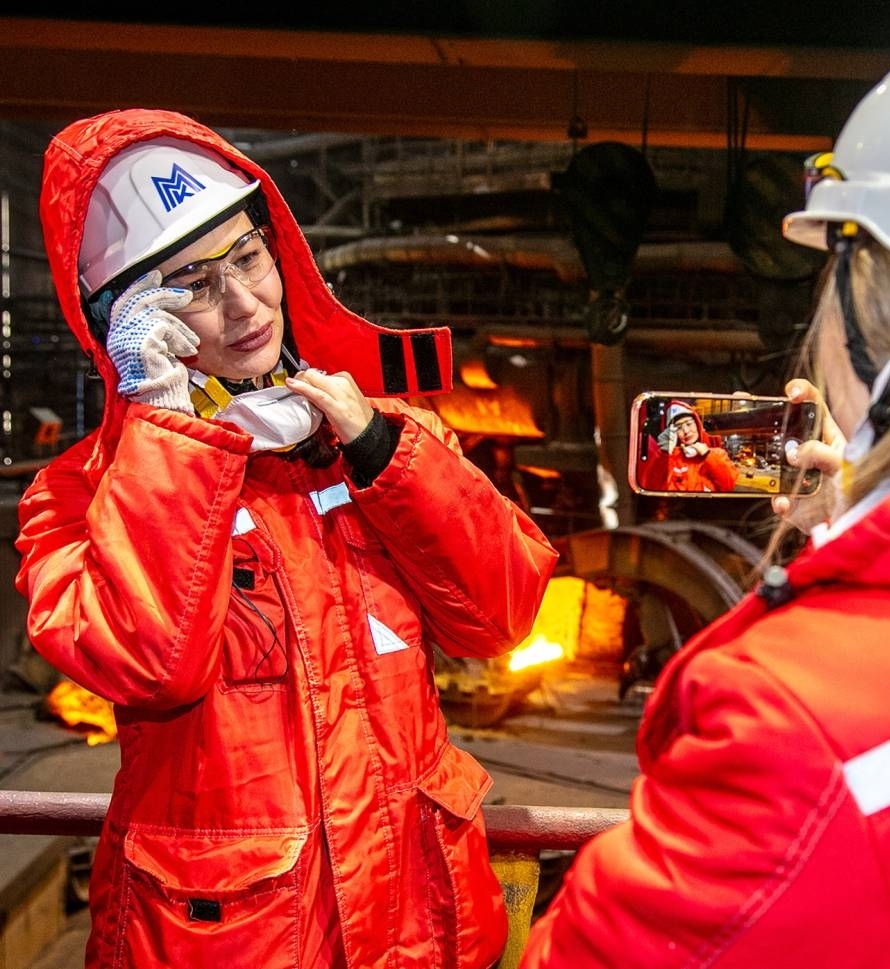 Мощь, которая вдохновляет Экскурсия на промплощадку ПАО «ММК» — давняя традиция конкурса материнства и красоты «Жемчужина»