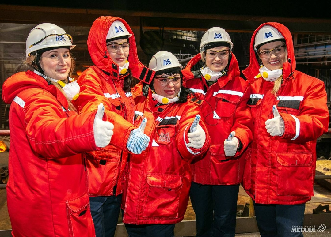 Мощь, которая вдохновляет Экскурсия на промплощадку ПАО «ММК» — давняя традиция конкурса материнства и красоты «Жемчужина»