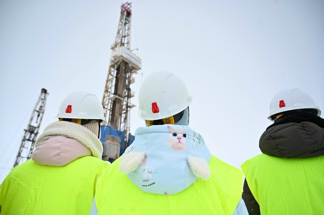 Где рождается нефть? Каски вместо рюкзаков — и вперёд, на настоящую буровую установку