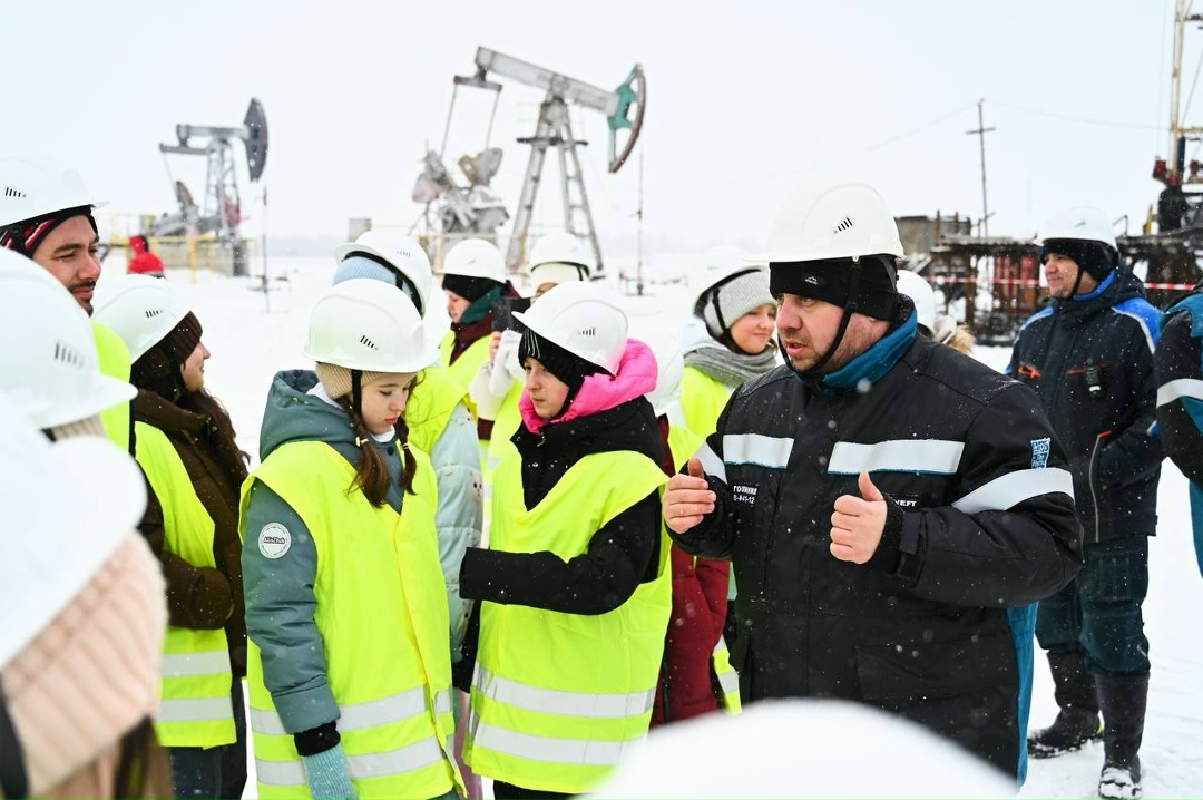 Где рождается нефть? Каски вместо рюкзаков — и вперёд, на настоящую буровую установку