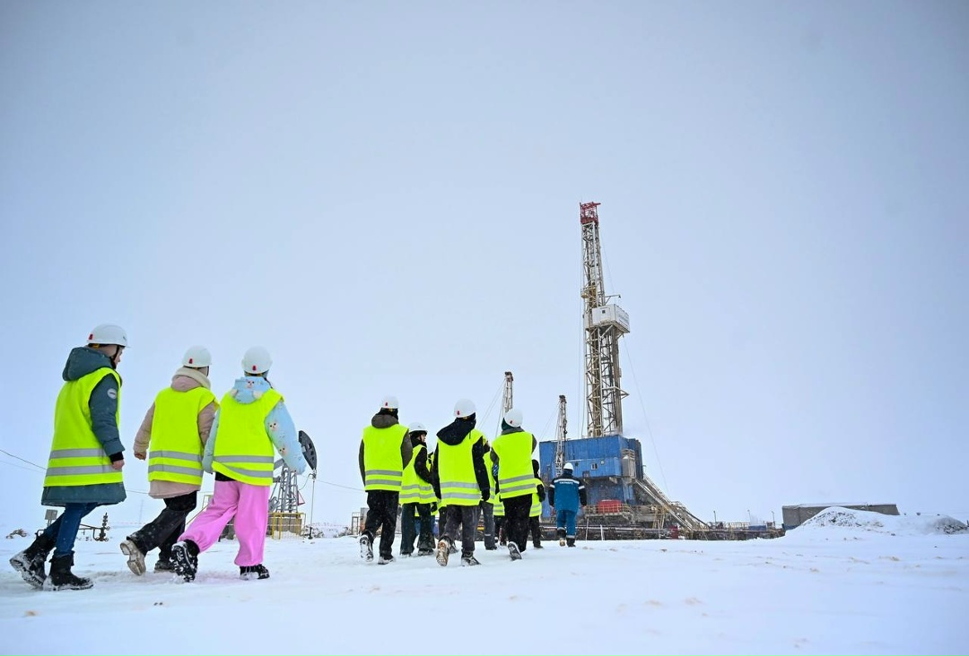 Где рождается нефть? Каски вместо рюкзаков — и вперёд, на настоящую буровую установку