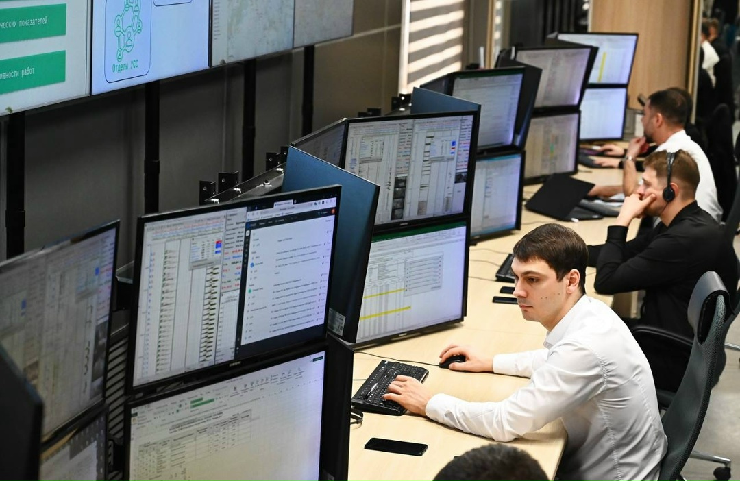 Где рождается нефть? Каски вместо рюкзаков — и вперёд, на настоящую буровую установку