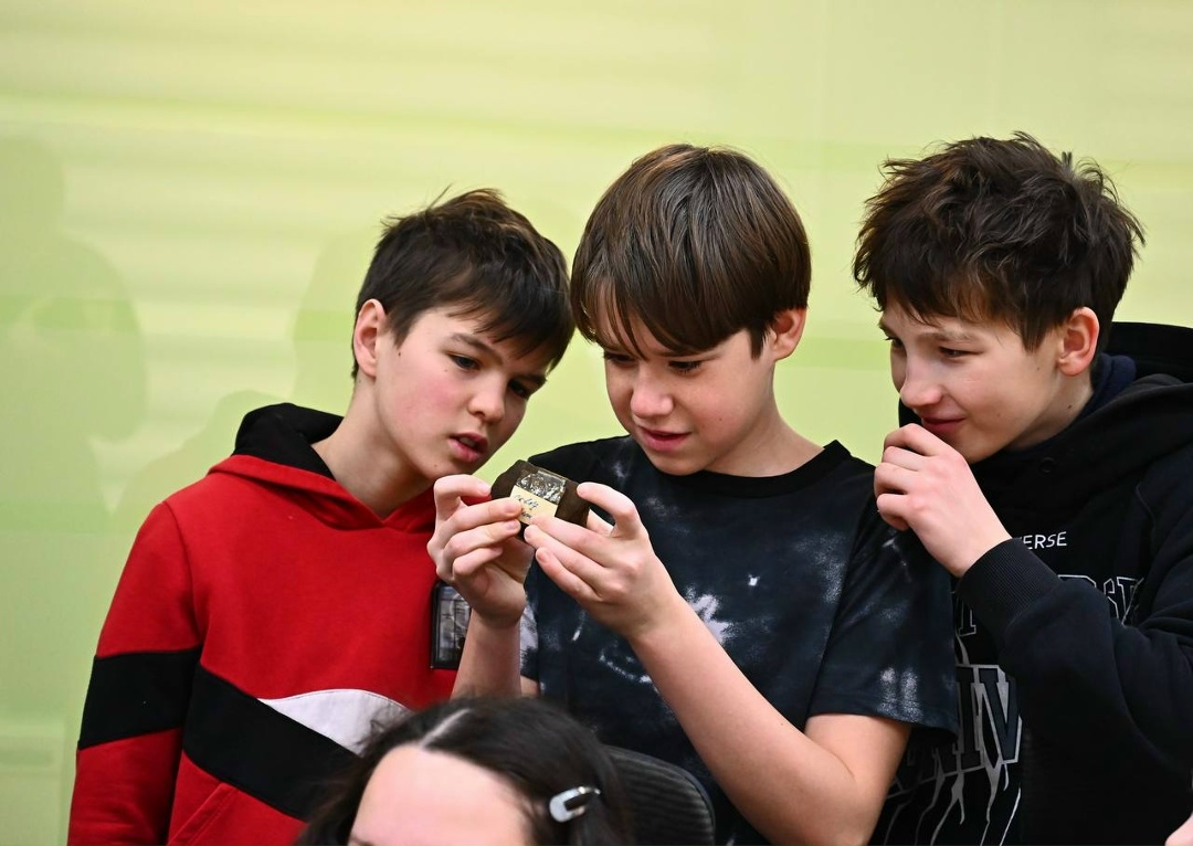 Где рождается нефть? Каски вместо рюкзаков — и вперёд, на настоящую буровую установку