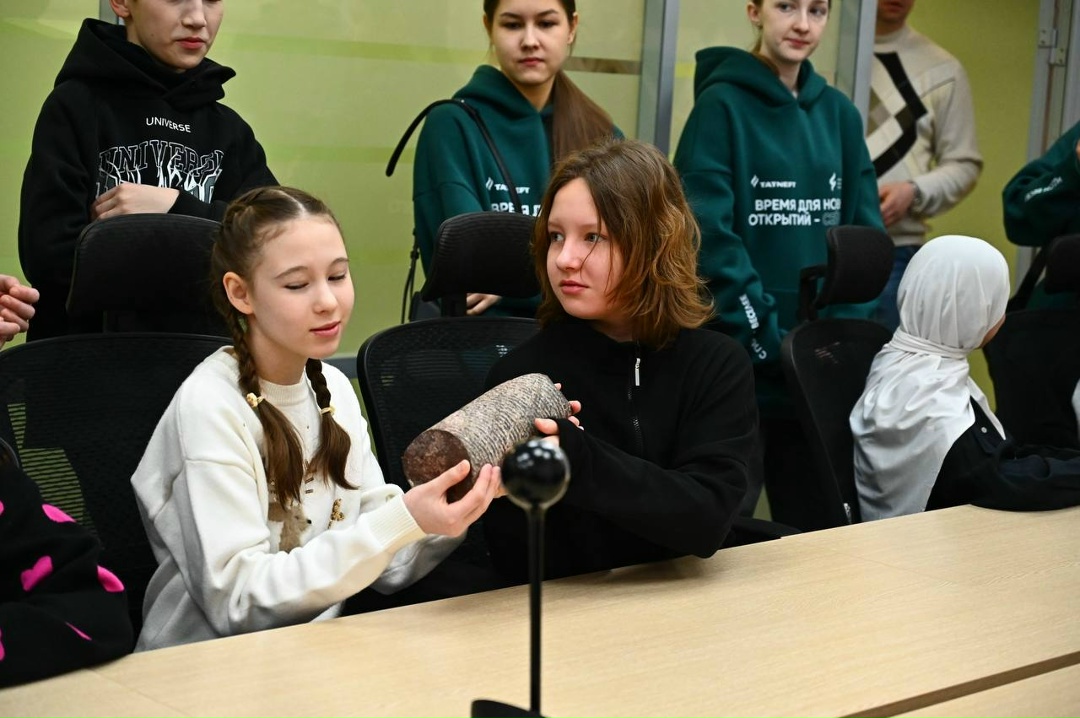 Где рождается нефть? Каски вместо рюкзаков — и вперёд, на настоящую буровую установку