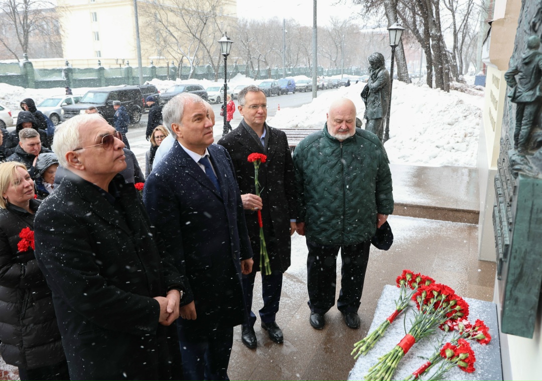 Вячеслав Володин и члены оргкомитета по увековечению памяти Станислава Говорухина отдали дань уважения великому режиссеру и политику.