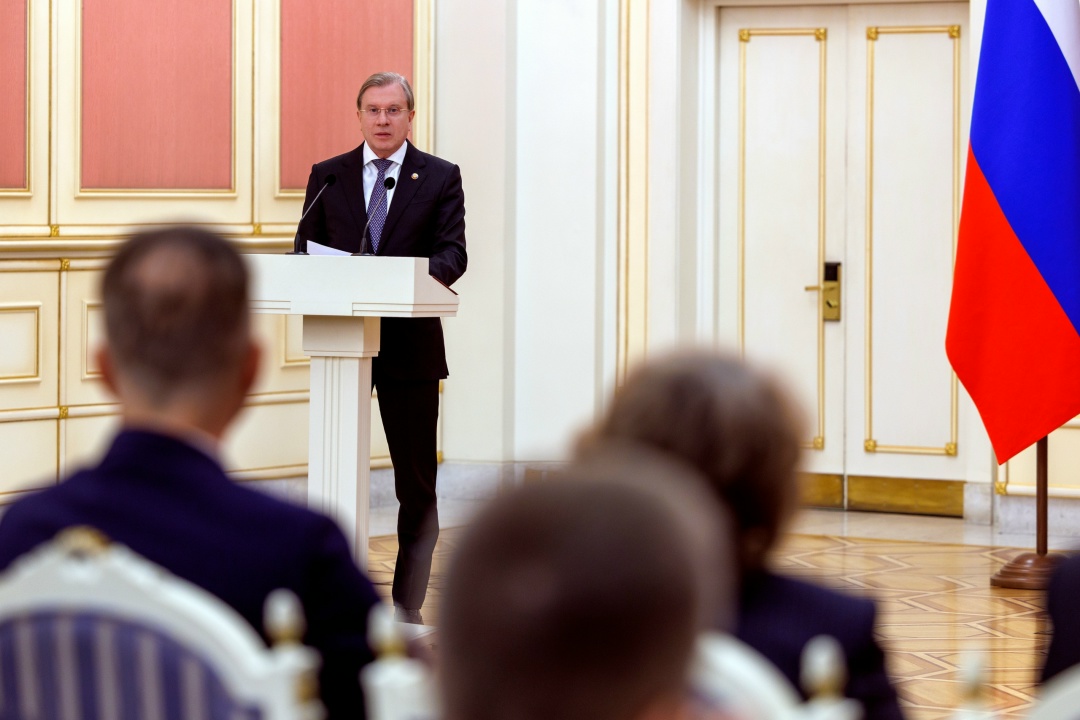 Виталий Савельев вручил награды представителям транспортной отрасли.