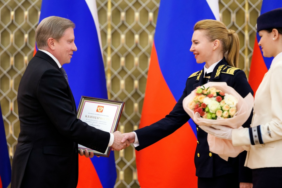 Виталий Савельев вручил награды представителям транспортной отрасли.